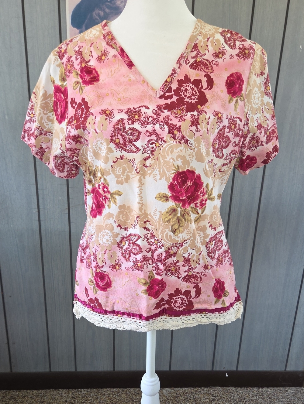 Los Angeles Rose Women’s Floral V-Neck Scrub Top - Pink Rose Print